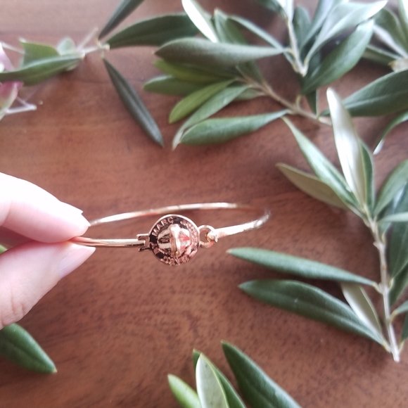 Marc Jacobs Rose Gold Turnlock Medallion Dainty Bracelet Bangle with Bag - Picture 6 of 8